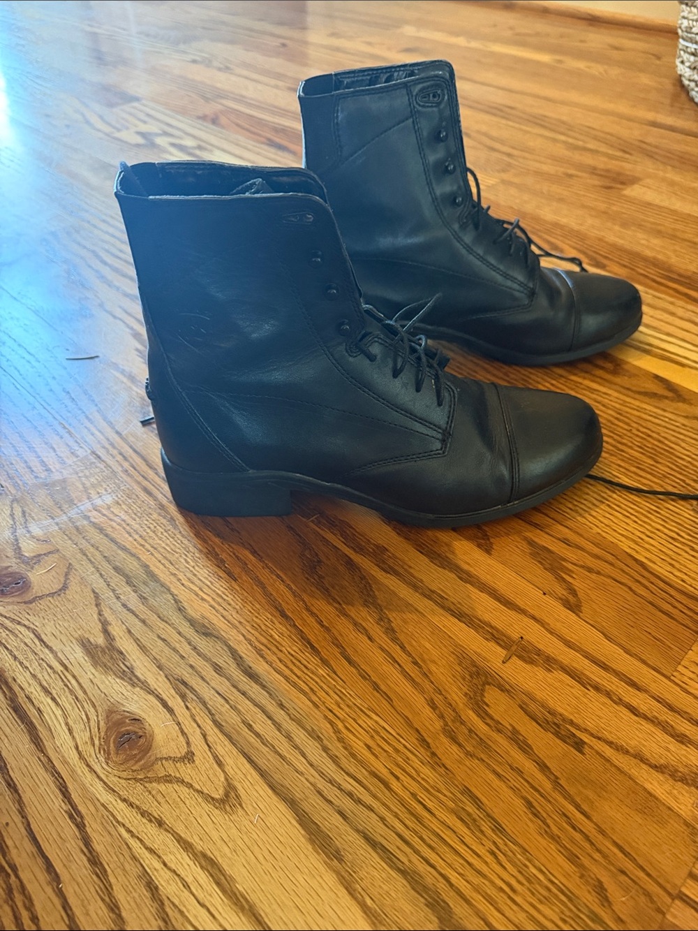 Women’s Ariat lace up boots